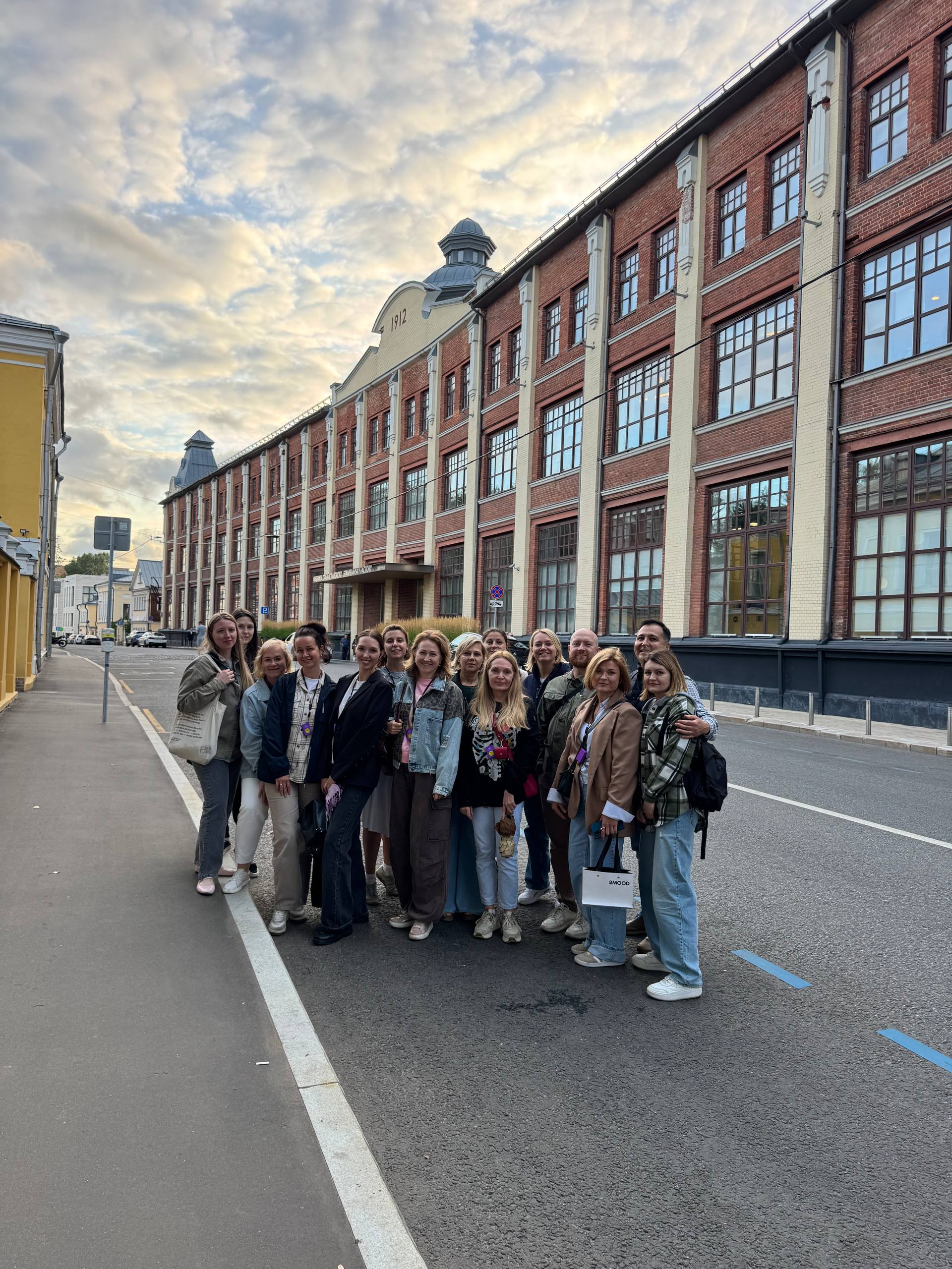 Выбрались с коллегами на экскурсию по Таганке, вот почти 2 года я работаю в этом районе ❤️
Теперь точно с новым взглядом буду ходить по привычным улицам | Сетка — социальная сеть от hh.ru