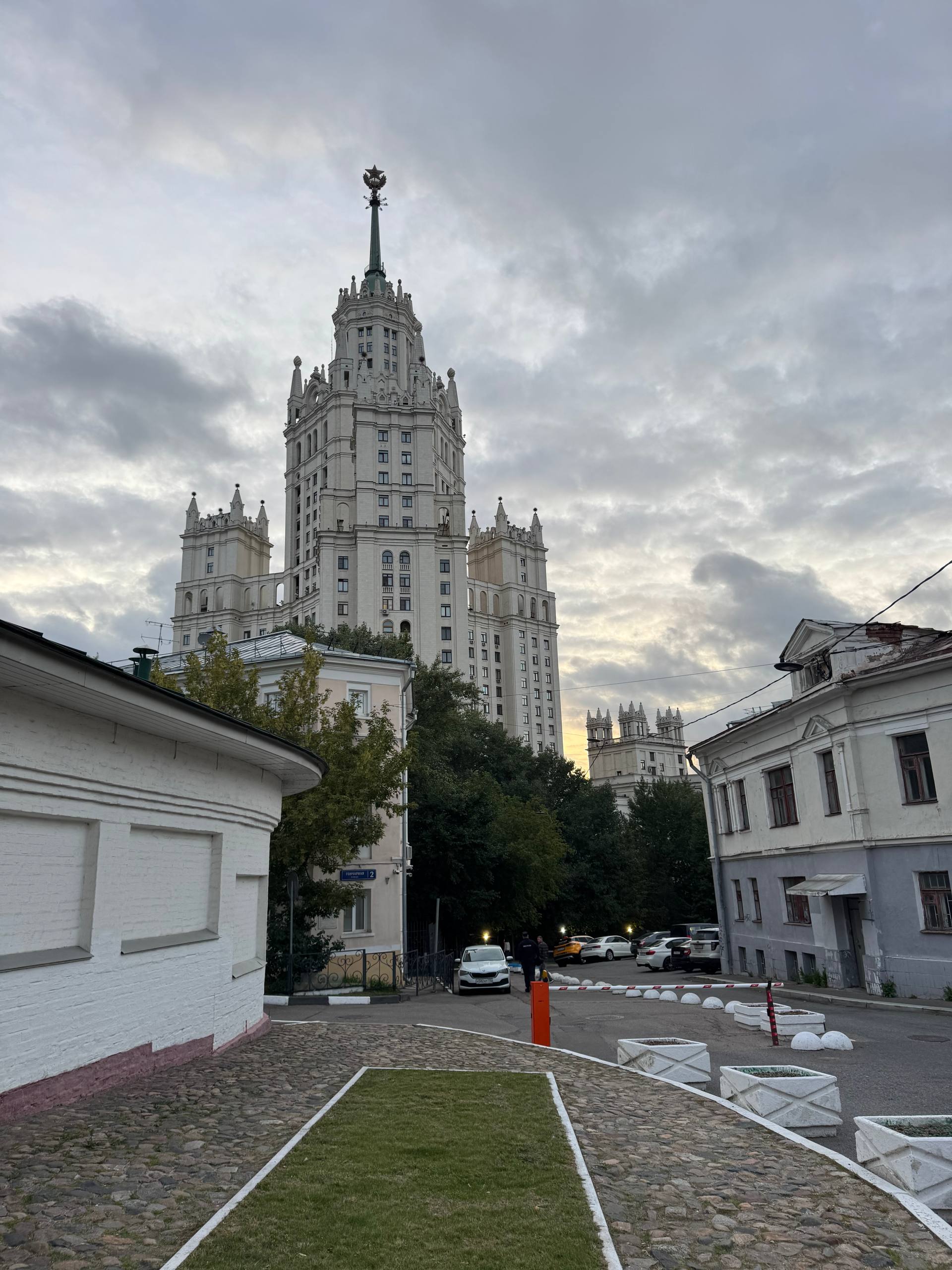 Выбрались с коллегами на экскурсию по Таганке, вот почти 2 года я работаю в этом районе ❤️
Теперь точно с новым взглядом буду ходить по привычным улицам | Сетка — социальная сеть от hh.ru