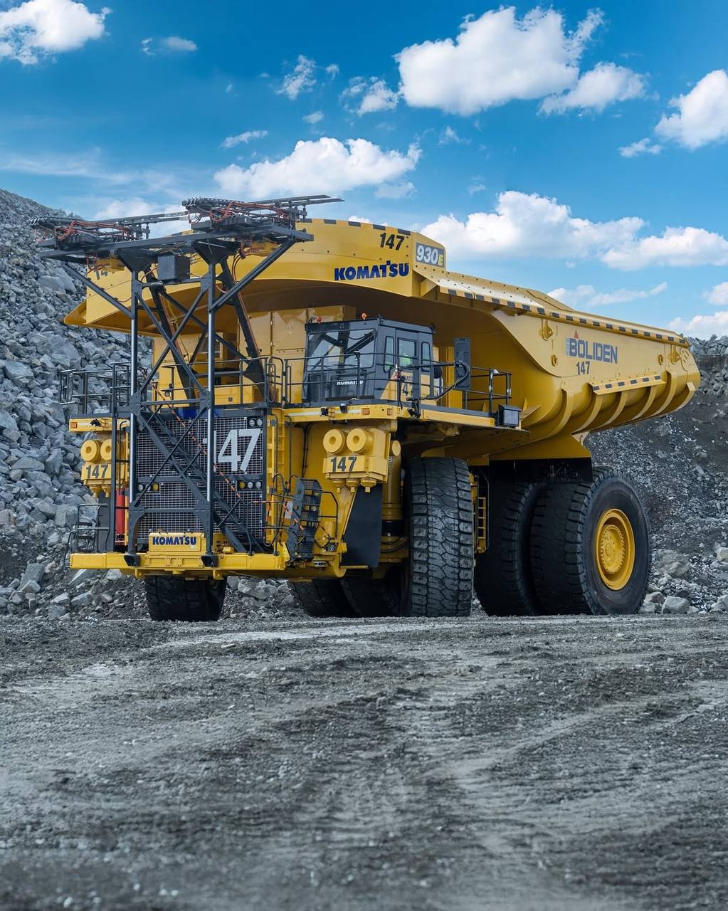 Komatsu 930E-5SE — карьерный дизель-троллейвоз
Основные характеристики

Грузоподъемность: 290 тонн
Мощность двигателя: 3500 л.с | Сетка — социальная сеть от hh.ru