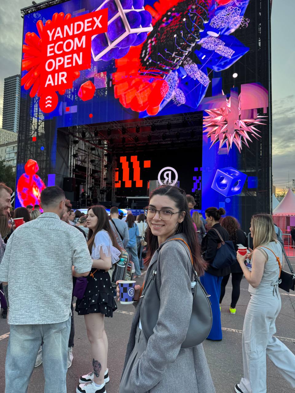 Про Yandex Ecom Open Air
Уже неделя прошла с мероприятия, но ничего))
🍯 Я не из ритейла. Но, как человек, который боком да краешком всё же работает в e-commerce, решила - пойду, послушаю | Сетка — социальная сеть от hh.ru