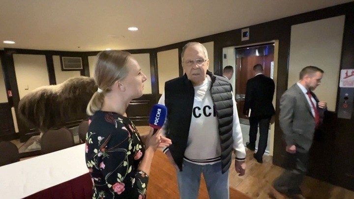 Ребят, внеплановое включение. Ну никак не смог пройти мимо этой новости.
Сергей Лавров замечен в Анкоридже в толстовке челябинского бренда SelSovet с надписью «СССР» | Сетка — социальная сеть от hh.ru