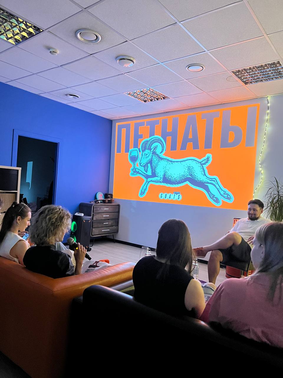 Винный клуб на максималках
Не многие знают, что ивенты в 2К25 переживают самый настоящий ренессанс. В прошлую пятницу мы провели вторую встречу винного клуба для наших клиентов | Сетка — социальная сеть от hh.ru
