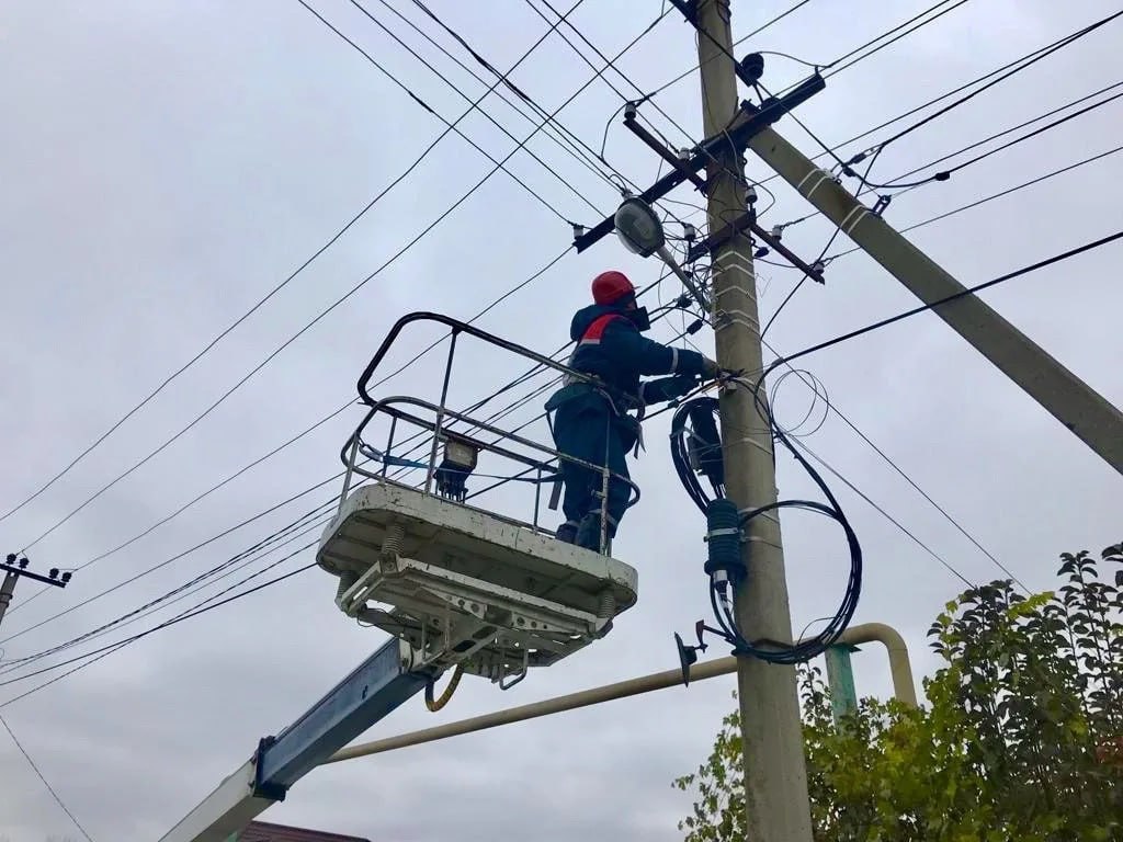 ⏺ С начала 2025 года «Россети Московский регион» выявили 145 663 нелегальных волоконно-оптических линий связи (ВОЛС), размещенных на опорах линий электропередачи
В холдинге отмечают, что незаконные ка... | Сетка — социальная сеть от hh.ru