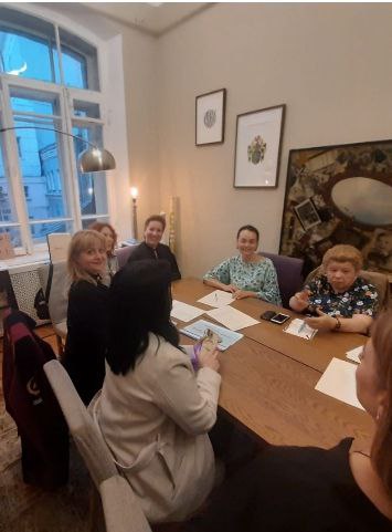 Встреча в Московском Региональном представительстве Союза Женщин России.
Без пользы, но с выводами.
За три года я прошла через десятки сообществ. Где-то есть энергия, смыслы, люди | Сетка — социальная сеть от hh.ru