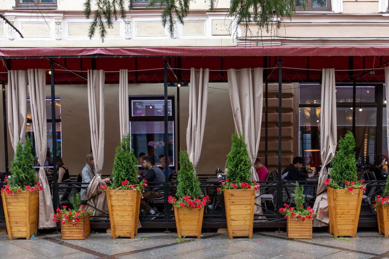 🍴Количество летних веранд в центре Петербурга сократилось
Летние веранды есть лишь у 23% заведений, что почти вдвое меньше по сравнению с июлем 2024 года, когда террасы были у 42% ресторанов и кафе | Сетка — социальная сеть от hh.ru