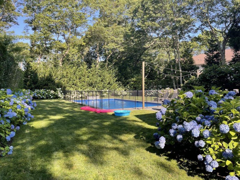 Three Unexpected Reasons — East Hampton
Vacation in East Hampton: A Multi-Generational Getaway
As our family grows—now with a two-year-old grandson and two pregnant daughters-in-law—multi-generational... | Сетка — социальная сеть от hh.ru