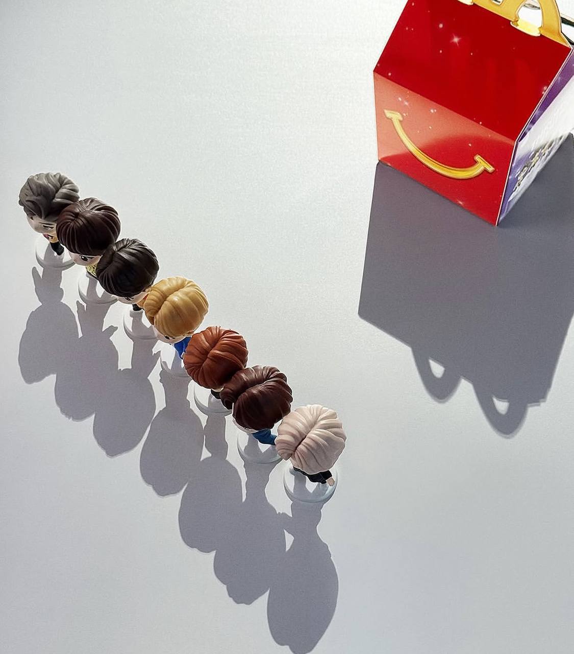 Шок, BTS заколлабился с McDonald’s! Скоро в Хэппи Милах можно будет получить фигурки корейских артистов.
Укрепляйте филиалы, грядет коллапс 😂 | Сетка — социальная сеть от hh.ru