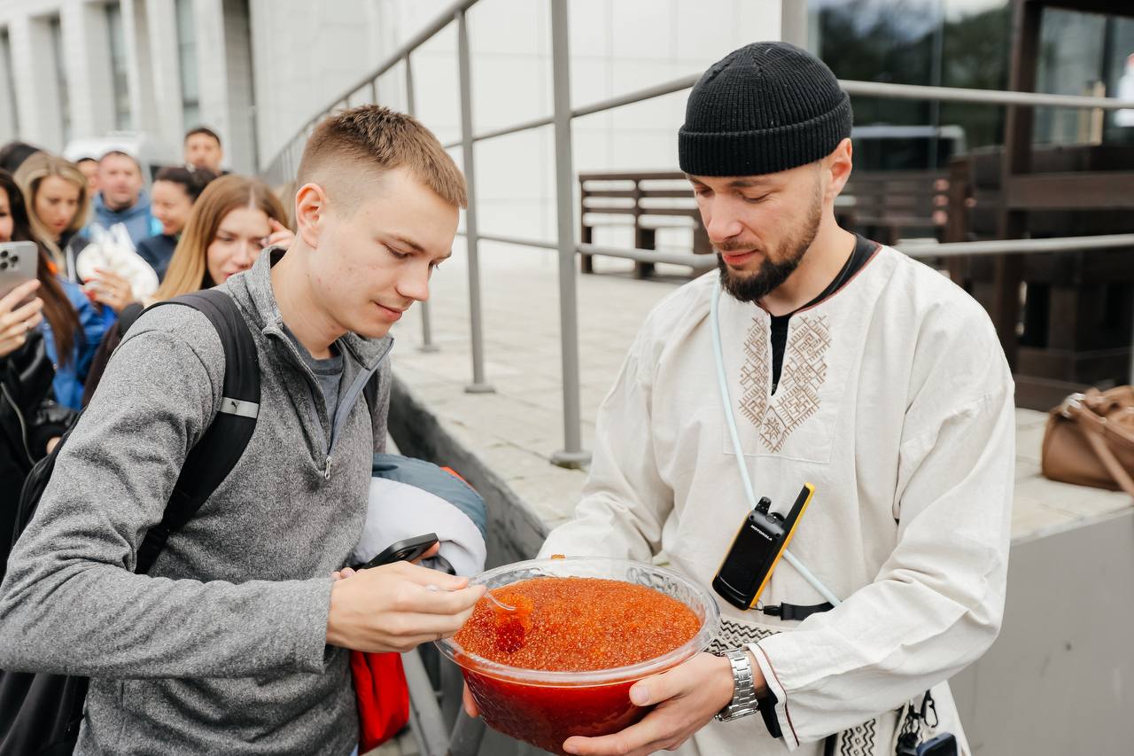 Кочевники (nomads) добрались до самого края Земли, чтобы насладиться свежайшей икрой, морскими ежами, посмотреть на китов, а также загадать самые сокровенные желания. | Сетка — социальная сеть от hh.ru