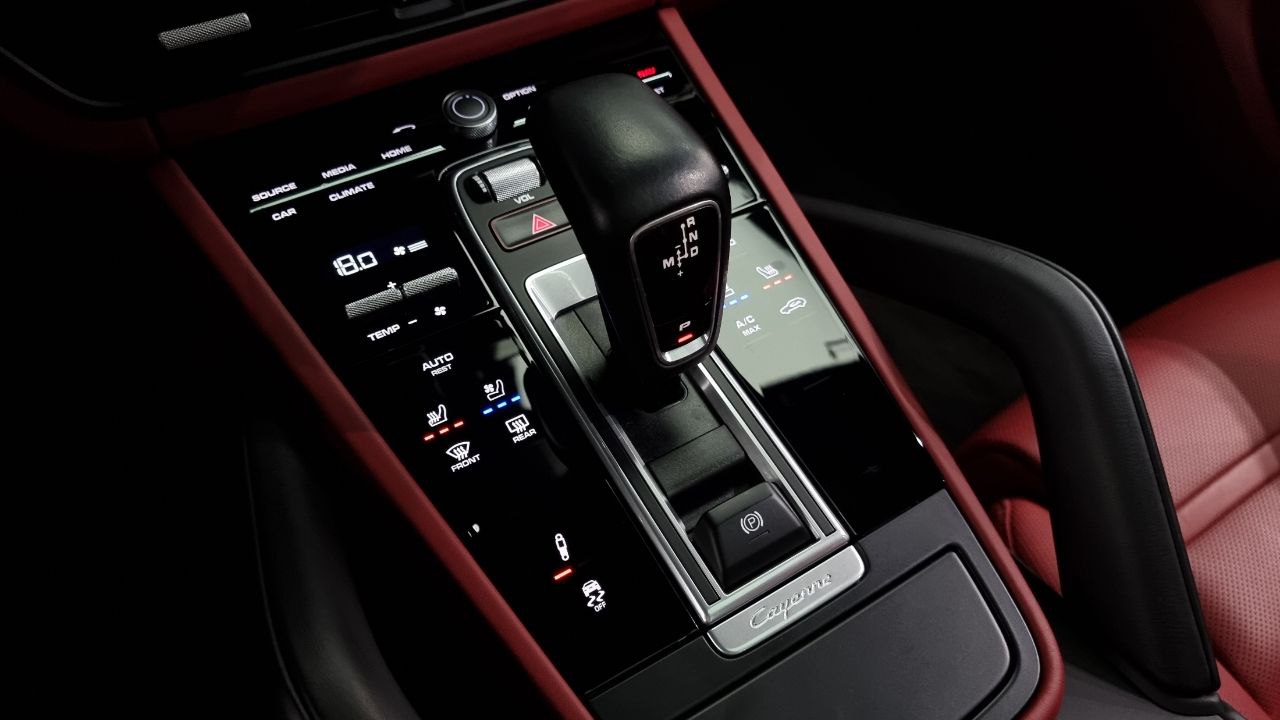 ❤️ Один из лучших, а возможно и лучший премиум кроссовер современности — Porsche Cayenne
Пробег —  78.000 км
Год выпуска — 2021
Двигатель — бензин 3.0 л, 340 л | Сетка — социальная сеть от hh.ru