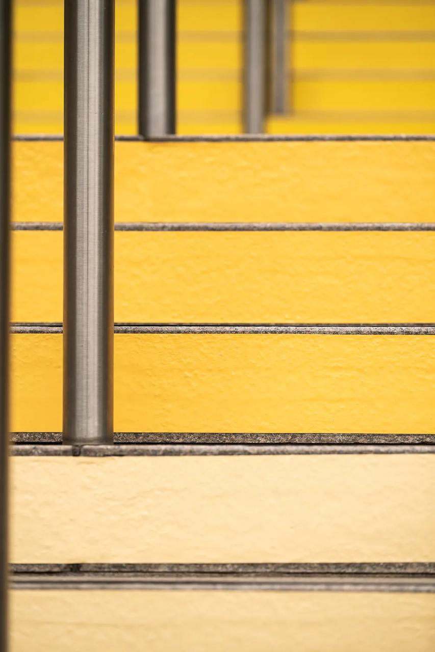 Оказывается, Pantone умеет не только цвет года выбирать, но и создавать арт-инсталляции.
Институт цвета создал инсталляцию Yellow 25, которая является трибютом к песне Yellow группы Coldplay | Сетка — социальная сеть от hh.ru