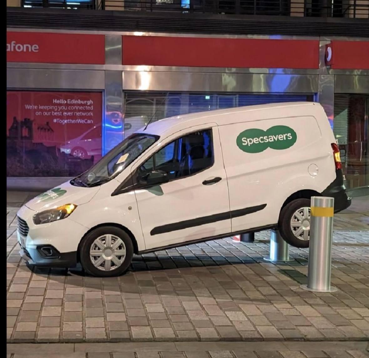 На глаза попался забавный и смешной креатив от сети оптик Specsavers. Они припарковали свой фургон так, чтобы его поднял ограждительный столбик | Сетка — социальная сеть от hh.ru