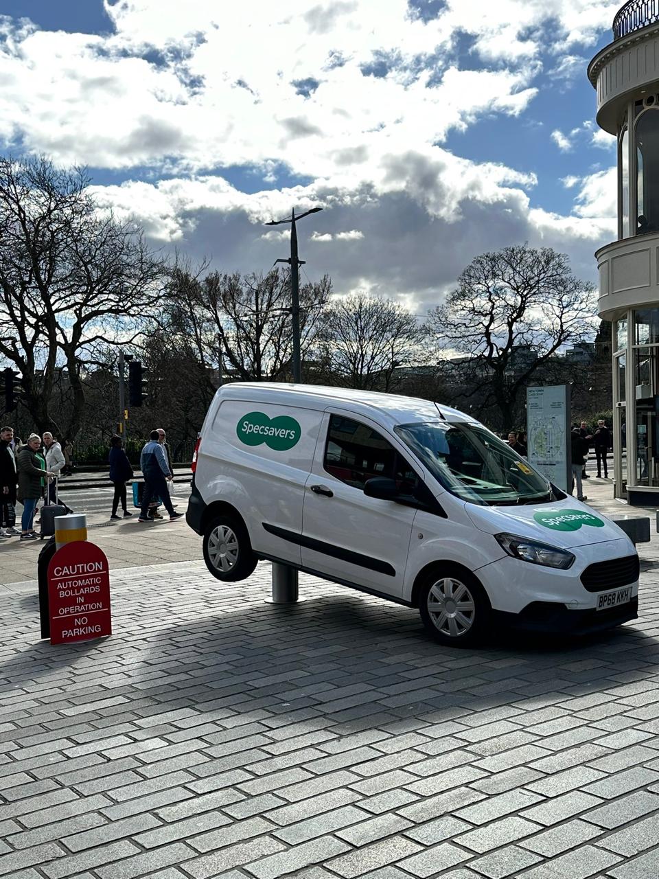 На глаза попался забавный и смешной креатив от сети оптик Specsavers. Они припарковали свой фургон так, чтобы его поднял ограждительный столбик | Сетка — социальная сеть от hh.ru