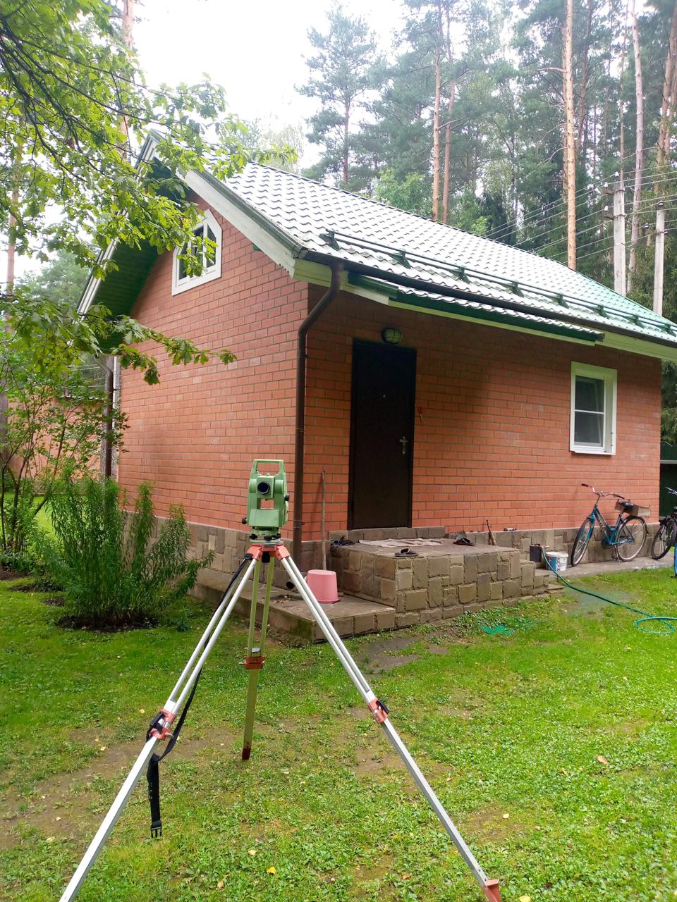 📍 Кубинка. Когда GNSS молчит — говорит тахеометр.
Участок «без координат границ» — проекты и сделки на паузе. Лес, перекрытое небо, помехи: RTK пляшет.
Достали классику: тахеометр + отражатели | Сетка — социальная сеть от hh.ru