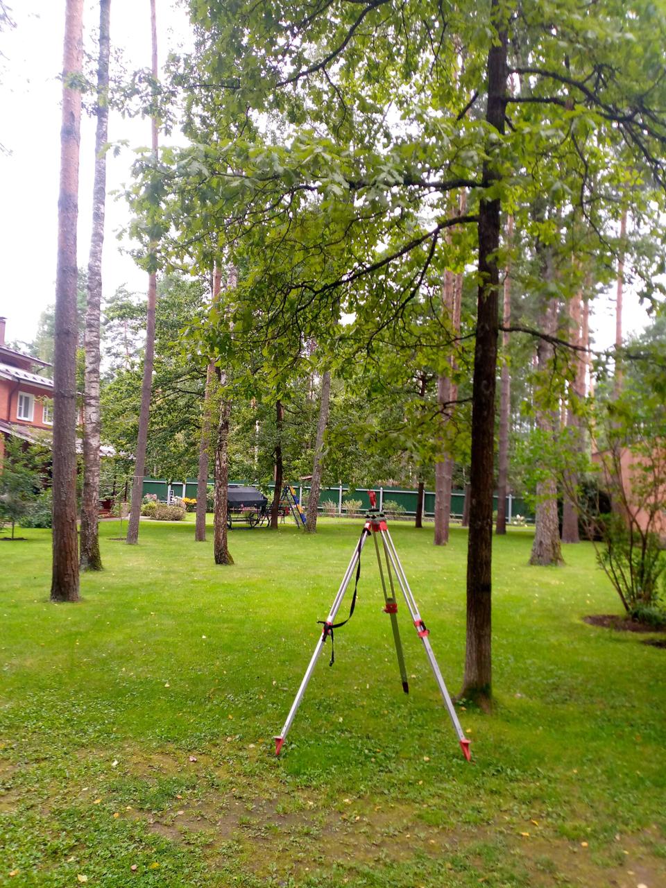 📍 Кубинка. Когда GNSS молчит — говорит тахеометр.
Участок «без координат границ» — проекты и сделки на паузе. Лес, перекрытое небо, помехи: RTK пляшет.
Достали классику: тахеометр + отражатели | Сетка — социальная сеть от hh.ru