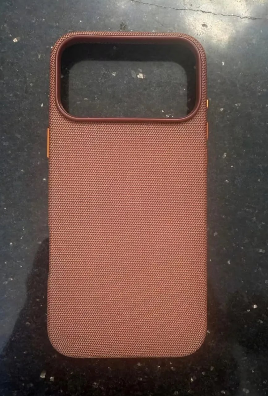 Новый чехол для iPhone будет сделан из ткани и получил название TechWoven. Об этом сообщили инсайдеры, опубликовав финальный дизайн коробки. Он заменит чехол FineWoven, который не прожил и года | Сетка — социальная сеть от hh.ru