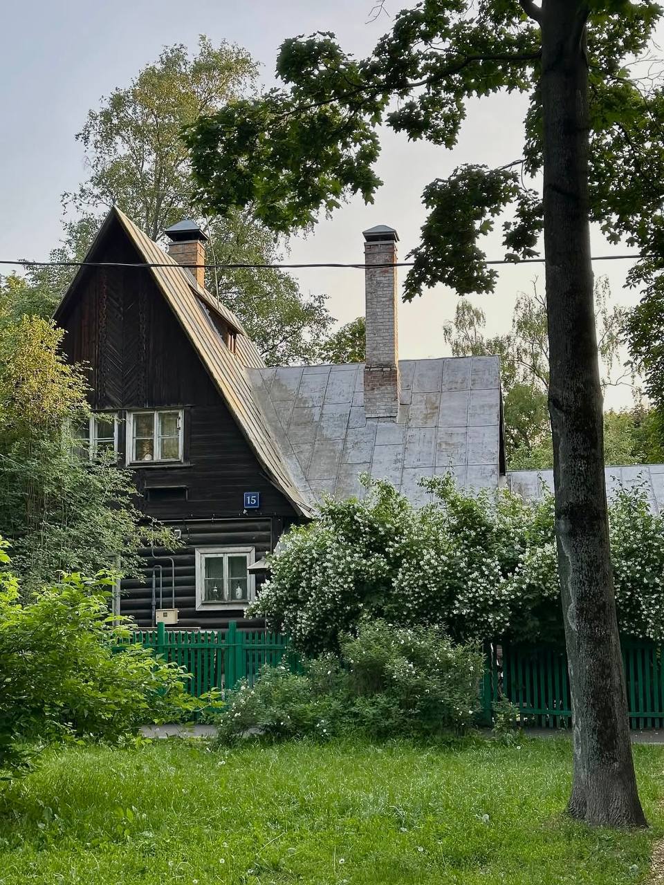 🌳Уголок дачной жизни в пределах МКАДа
Район Сокол — это настоящий «поселок художников», в котором улицы носят имена Левитана, Шишкина, Сурикова и других мастеров изобразительного искусства | Сетка — социальная сеть от hh.ru
