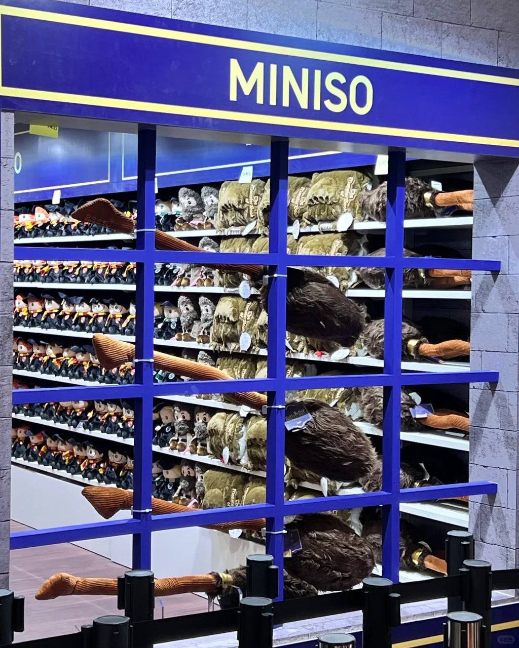Поттероманы, это вам: в 4 крупных городах Китая открылись поп-апы Miniso x Harry Potter. В новой коллекции сотни крутых вещей — от плюшевой метлы, до украшений | Сетка — социальная сеть от hh.ru