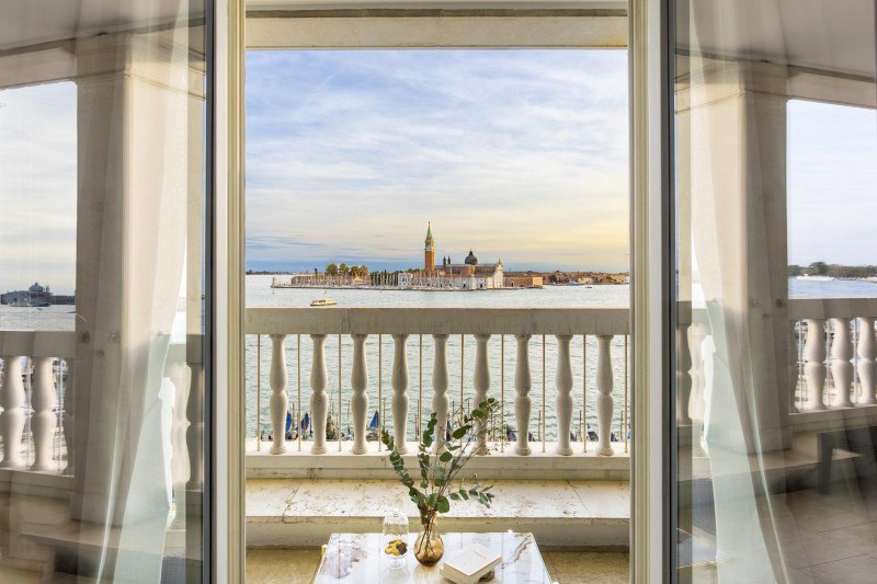 Finding Italy’s Suite Spot For Shoulder Season
Experience the Magic of Autumn in Venice at Londra Palace Venezia
As the weather cools, autumn is the perfect time to explore Venice | Сетка — социальная сеть от hh.ru