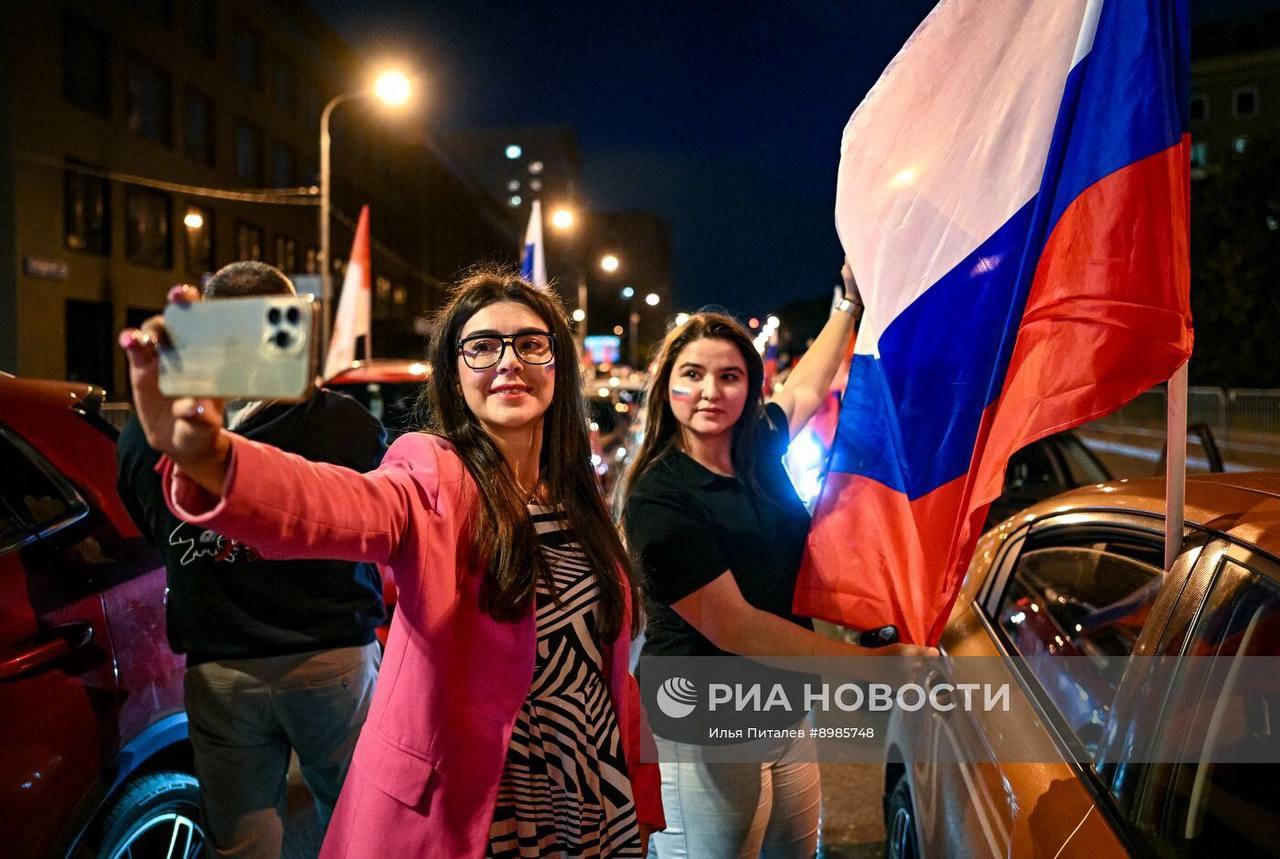 В ночь с 21 на 22 августа наша молодежь была в движении — буквально! 🚗🇷🇺
Ярко и с размахом отметили День Государственного флага молодые специалисты Мосводоканала! Они присоединились к масштабному ночн... | Сетка — социальная сеть от hh.ru