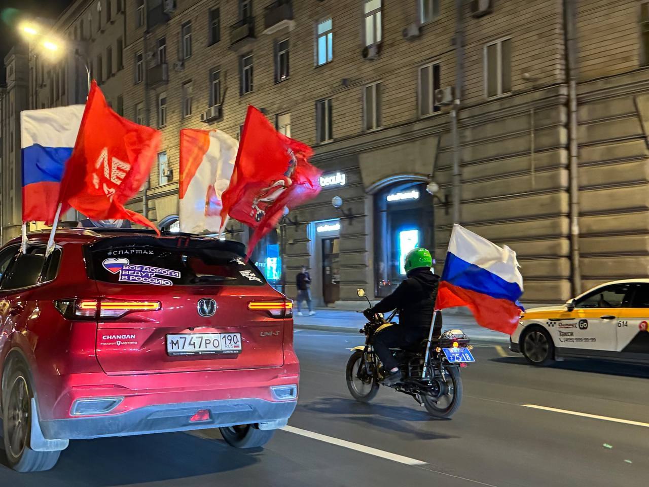 В ночь с 21 на 22 августа наша молодежь была в движении — буквально! 🚗🇷🇺
Ярко и с размахом отметили День Государственного флага молодые специалисты Мосводоканала! Они присоединились к масштабному ночн... | Сетка — социальная сеть от hh.ru