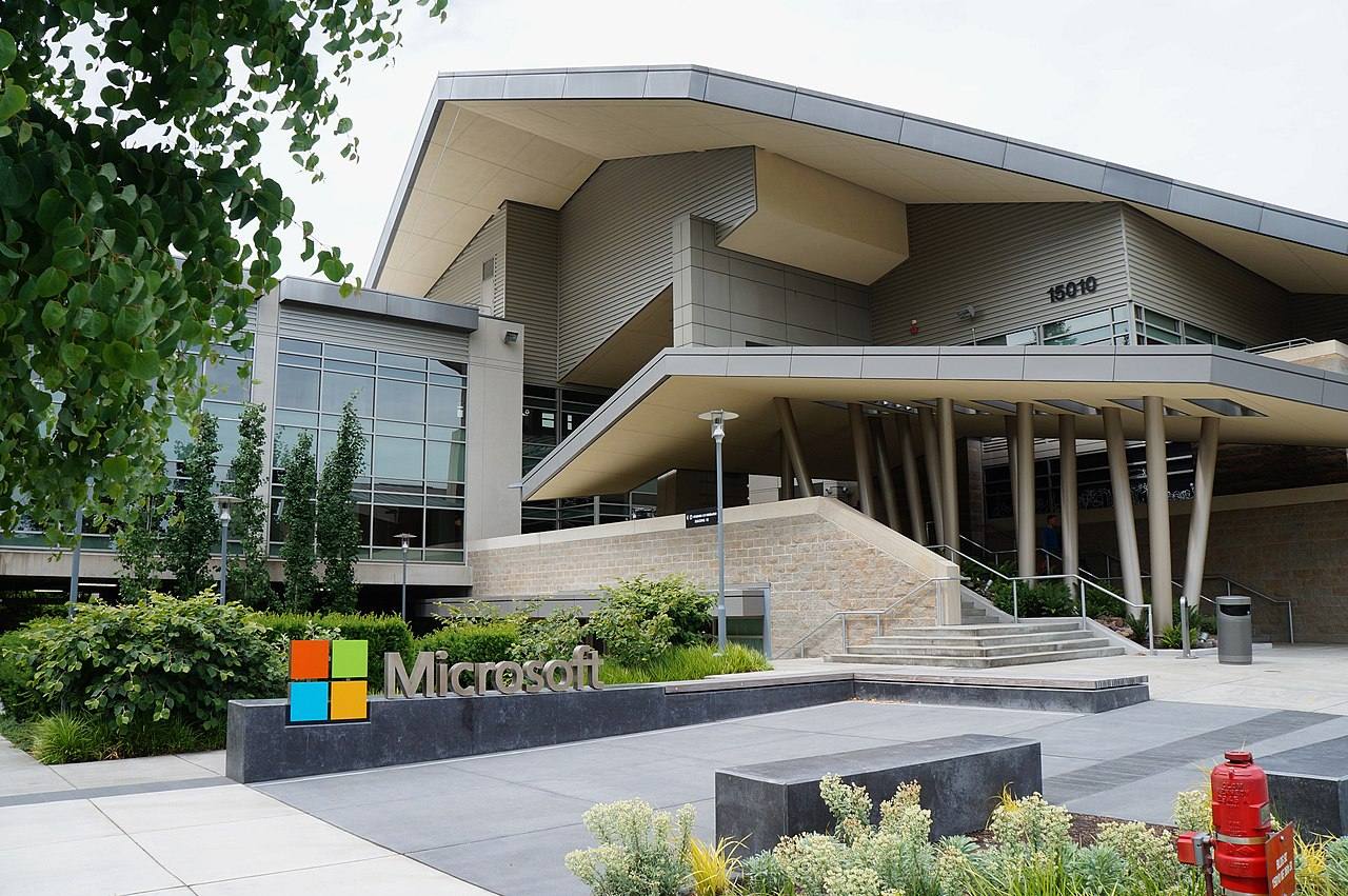 Офис недели: штаб-квартира Microsoft в Редмонде
1️⃣ Фасад и вход
2️⃣ Входной навес с вечерней подсветкой
3️⃣ Ресепшен
4️⃣ Переговорная «домик-на-дереве»
5️⃣ Оpen space
6️⃣ Переговорная
7️⃣ Кафе-стойка... | Сетка — социальная сеть от hh.ru