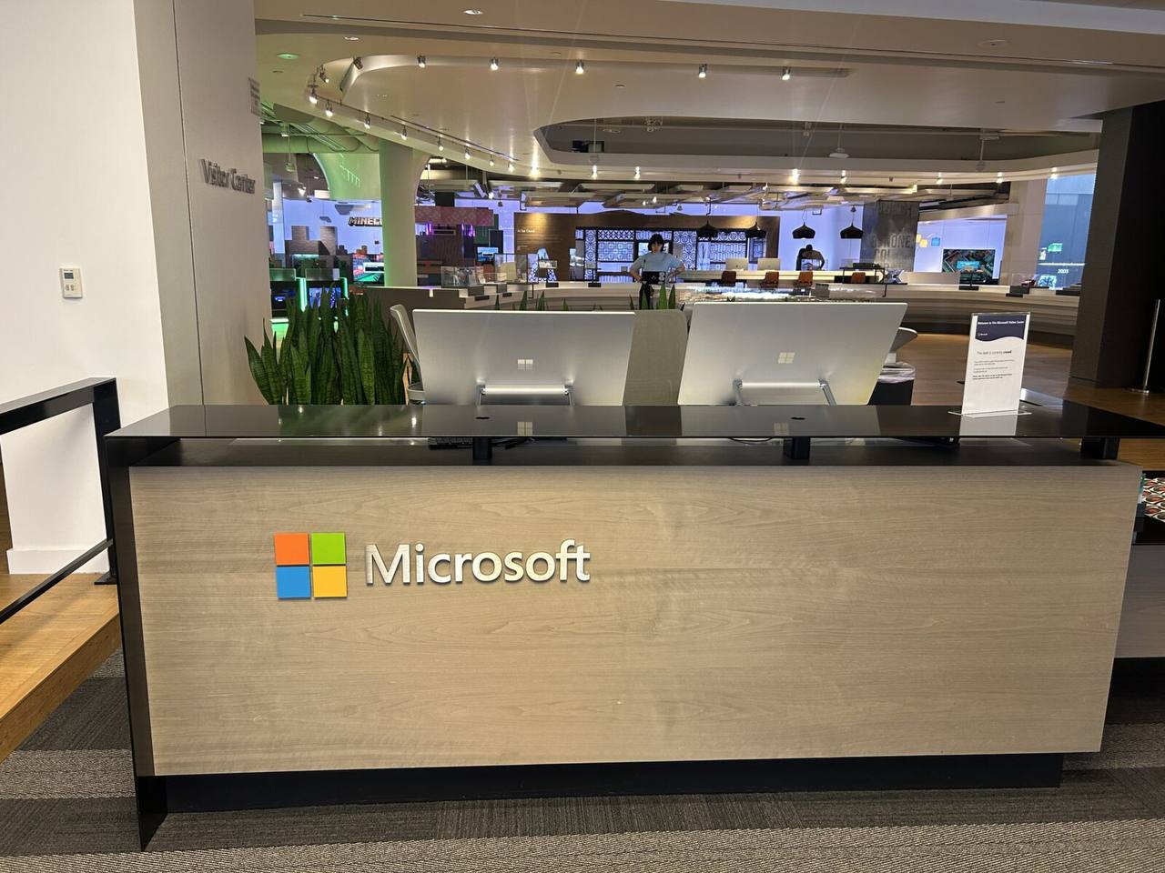 Офис недели: штаб-квартира Microsoft в Редмонде
1️⃣ Фасад и вход
2️⃣ Входной навес с вечерней подсветкой
3️⃣ Ресепшен
4️⃣ Переговорная «домик-на-дереве»
5️⃣ Оpen space
6️⃣ Переговорная
7️⃣ Кафе-стойка... | Сетка — социальная сеть от hh.ru