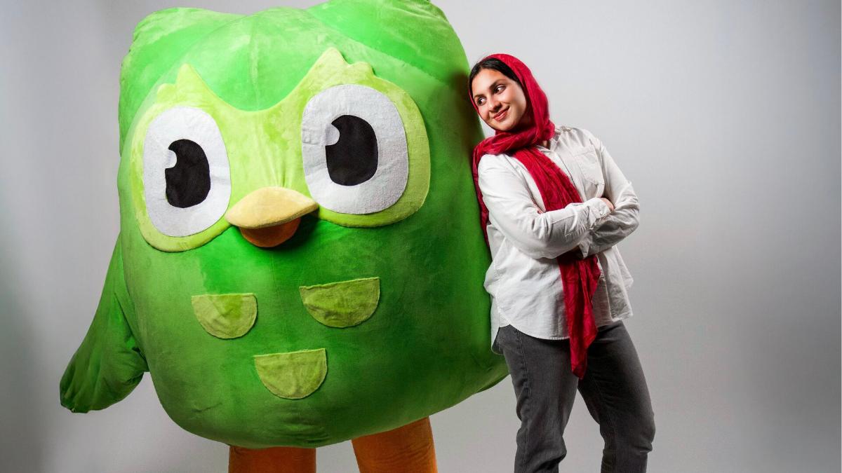 Одна из интриг ближайшего будущего — как изменится SMM Duolingo. Всё дело в том, что Зария Парвез, которая возглавляла это направление, уволилась по собственному желанию | Сетка — социальная сеть от hh.ru