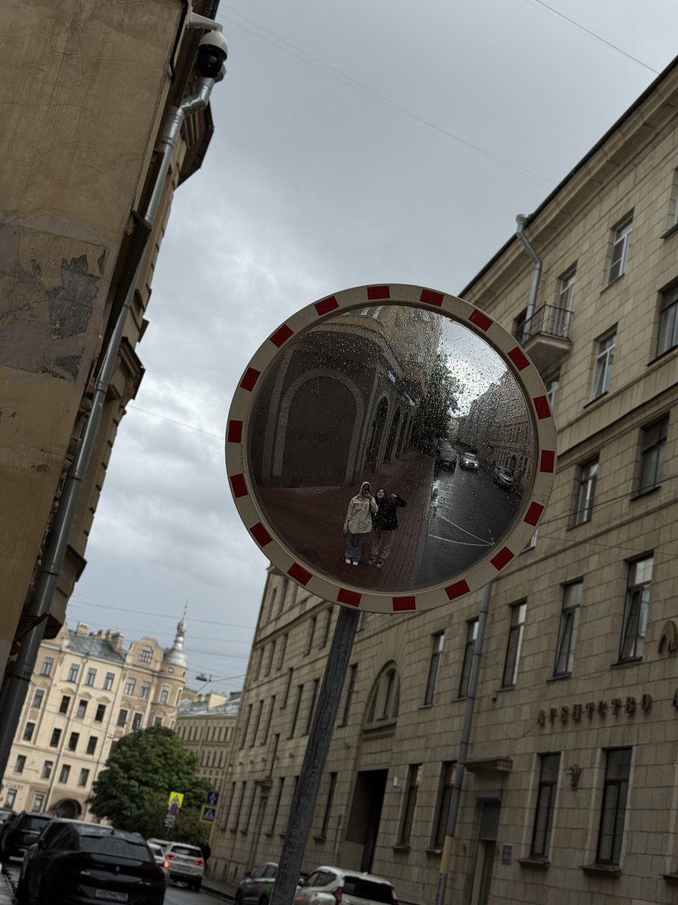 Пока мои дети гуляют по дождливому 🌧️ Питеру, я завершаю рабочую неделю выбором книги 📚 | Сетка — социальная сеть от hh.ru