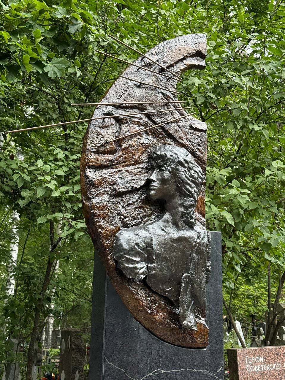 Пока мои дети гуляют по дождливому 🌧️ Питеру, я завершаю рабочую неделю выбором книги 📚 | Сетка — социальная сеть от hh.ru