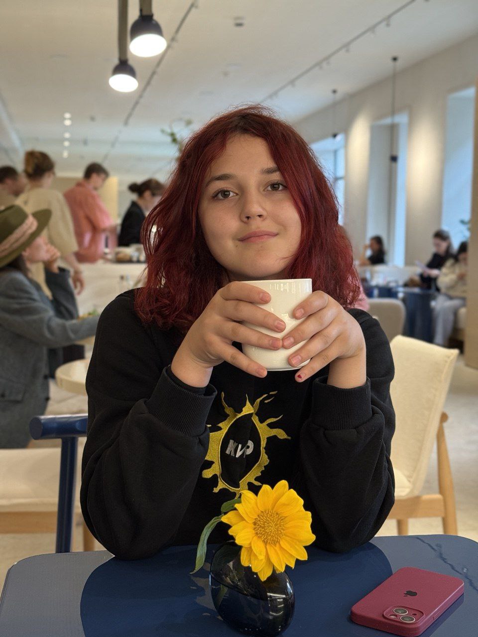 Пока мои дети гуляют по дождливому 🌧️ Питеру, я завершаю рабочую неделю выбором книги 📚 | Сетка — социальная сеть от hh.ru