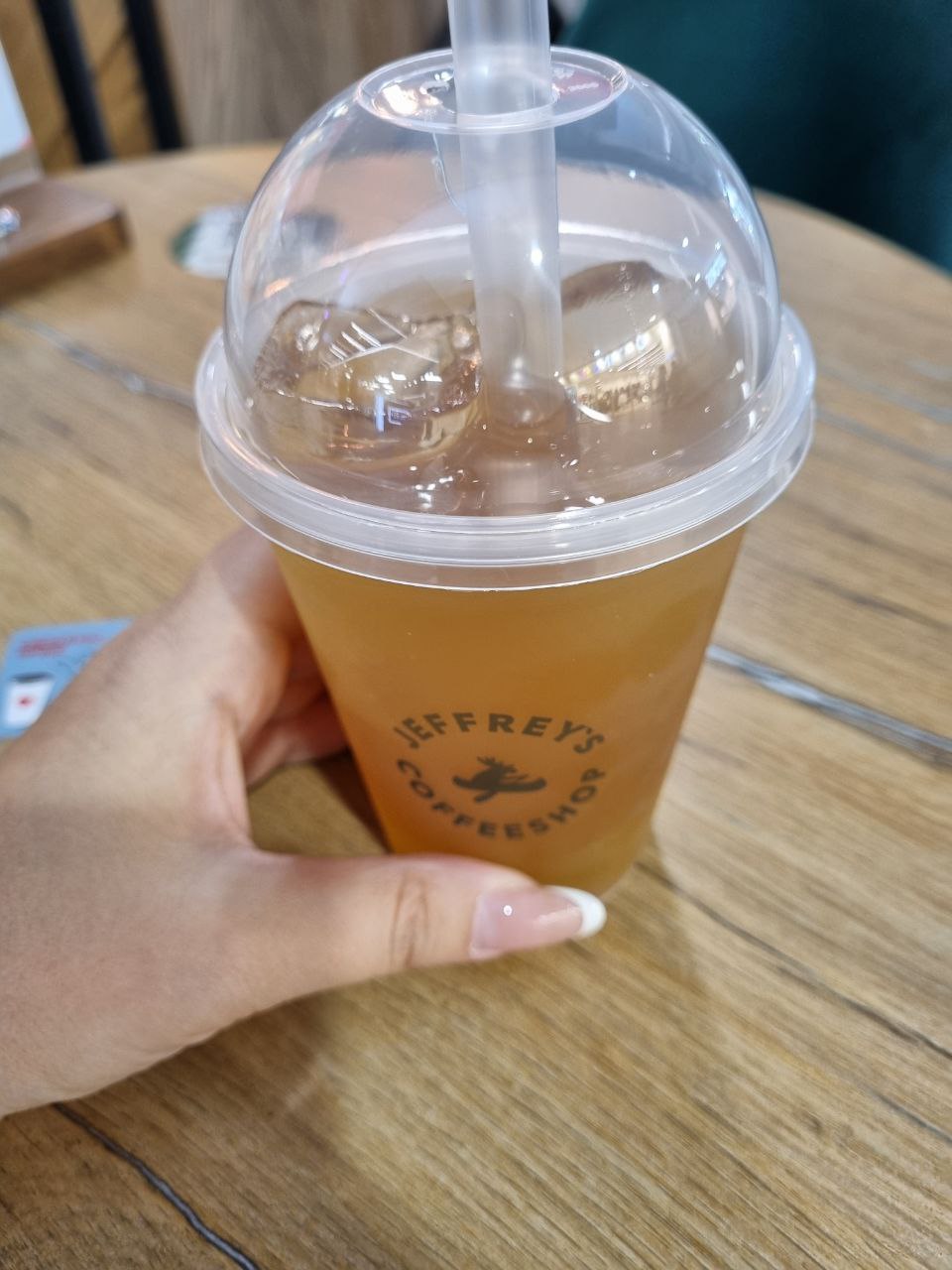 Пока мои дети гуляют по дождливому 🌧️ Питеру, я завершаю рабочую неделю выбором книги 📚 | Сетка — социальная сеть от hh.ru