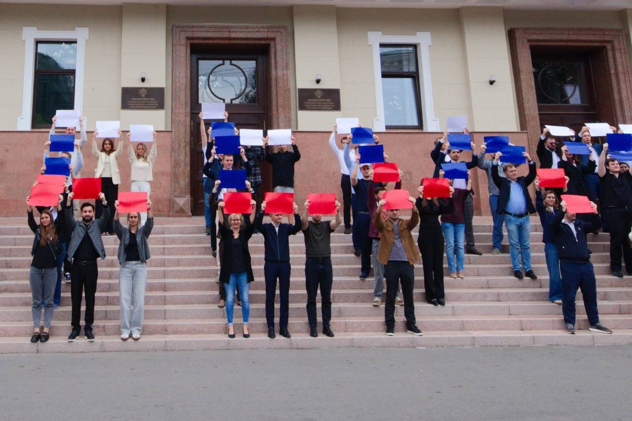 Участники Молодёжного совета Минстроя России присоединились к Всероссийскому флешмобу #Россия, приуроченному ко Дню Государственного флага
Живое слово «РОССИЯ», выстроенное участниками, стало знаком с... | Сетка — социальная сеть от hh.ru