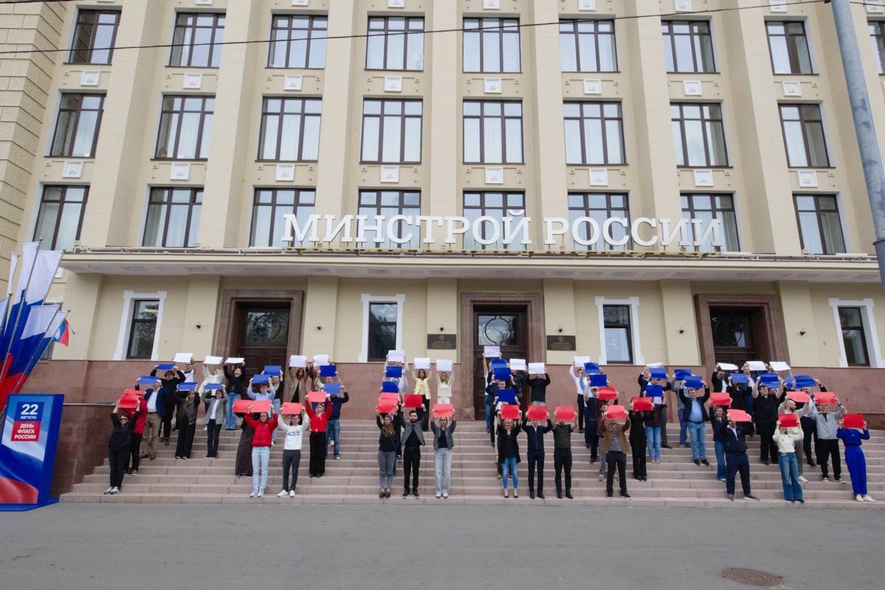 Участники Молодёжного совета Минстроя России присоединились к Всероссийскому флешмобу #Россия, приуроченному ко Дню Государственного флага
Живое слово «РОССИЯ», выстроенное участниками, стало знаком с... | Сетка — социальная сеть от hh.ru
