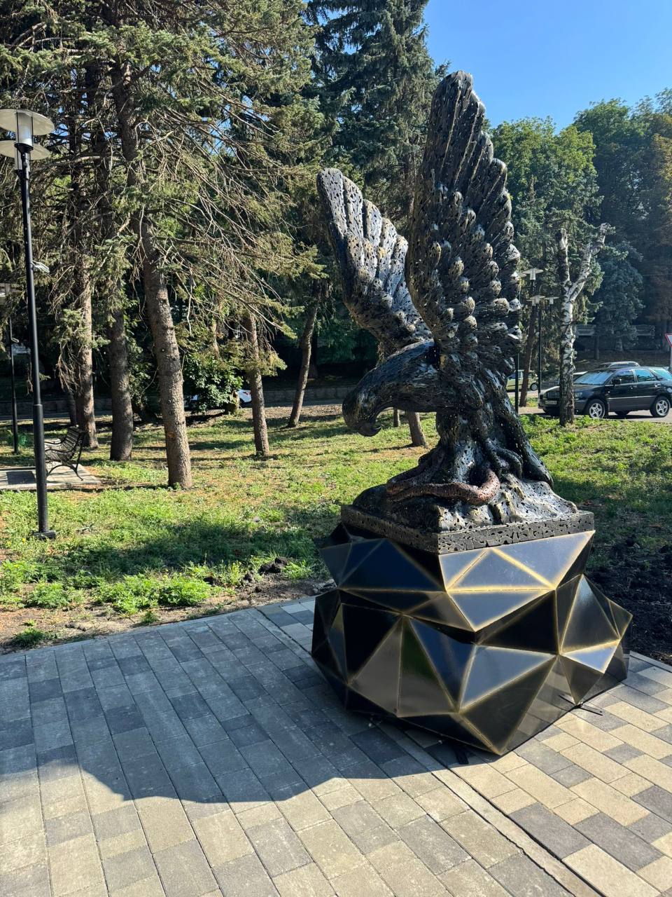 🦅 В Железноводске установили четвёртую скульптуру орла
Новый «Орёл, терзающий змею» появился у Островских ванн и стал ещё одним символом курорта | Сетка — социальная сеть от hh.ru