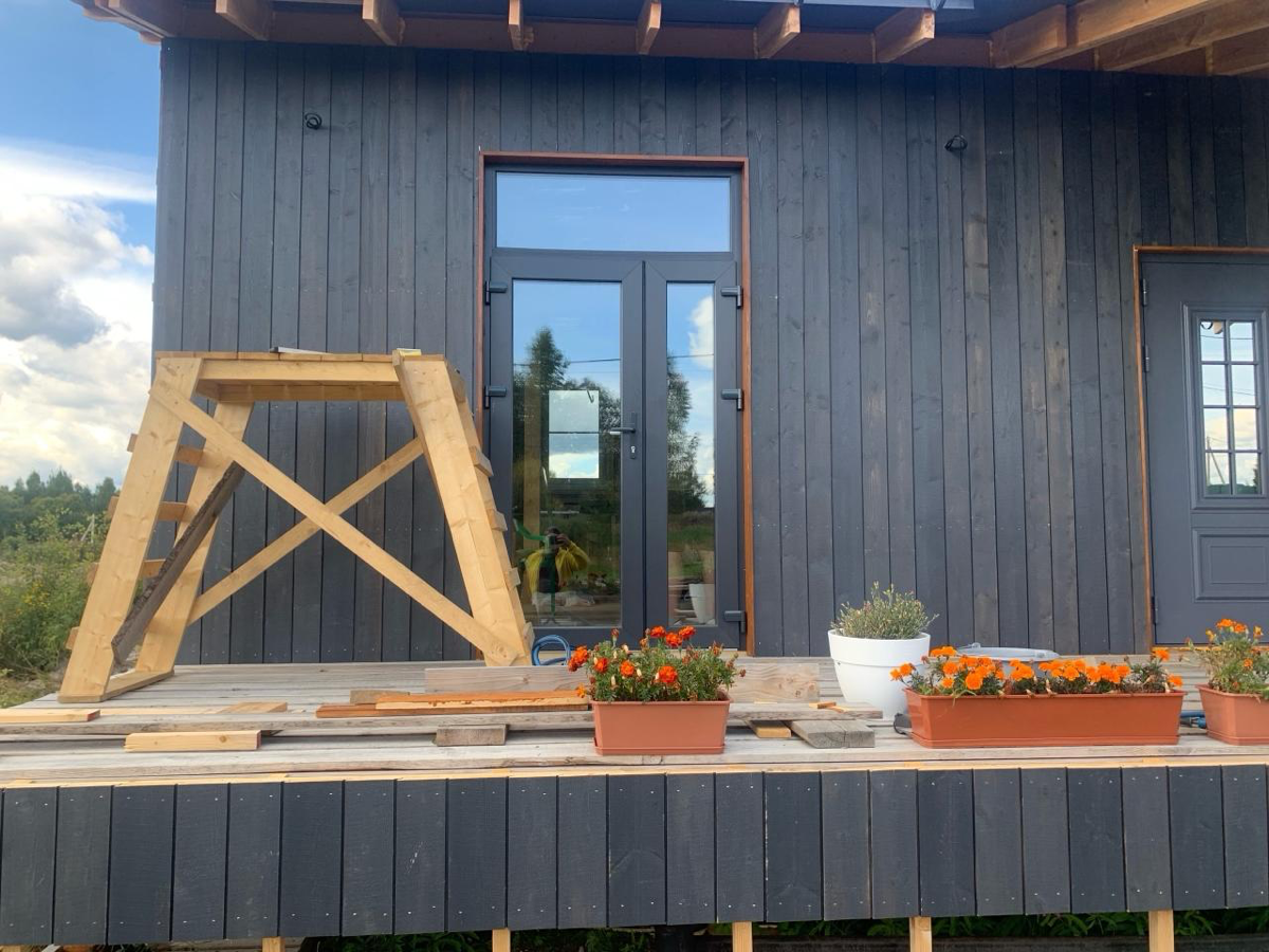 А как вам такой фасад дома? На наш взгляд - 👍
Пополняемая подборка вертикальных фасадов тут - https://forum.karkasiki.pro/t/vertikalnyj-derevyannyj-fasad/65/
#каркасныйдом #фасад #доска | Сетка — социальная сеть от hh.ru