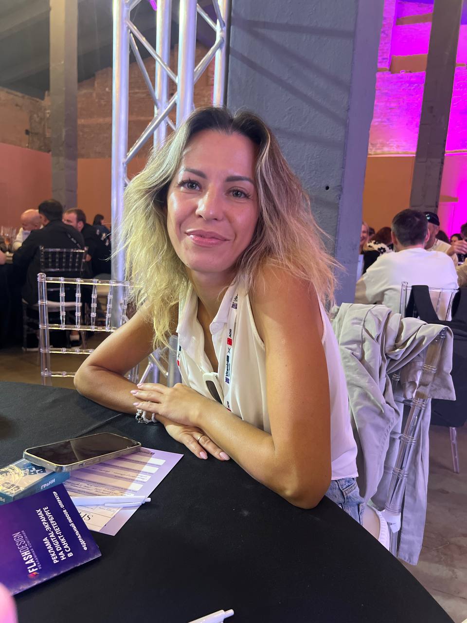 Девочки, а давайте поговорим о нетворкингах? 🙌 Я знаю, у многих из нас на эту тему стереотип: «ну это где все в пиджаках, жмут друг другу руки и говорят заумными словами о бизнесе». Скучно, в общем | Сетка — социальная сеть от hh.ru