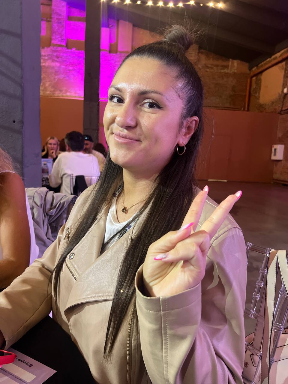 Девочки, а давайте поговорим о нетворкингах? 🙌 Я знаю, у многих из нас на эту тему стереотип: «ну это где все в пиджаках, жмут друг другу руки и говорят заумными словами о бизнесе». Скучно, в общем | Сетка — социальная сеть от hh.ru