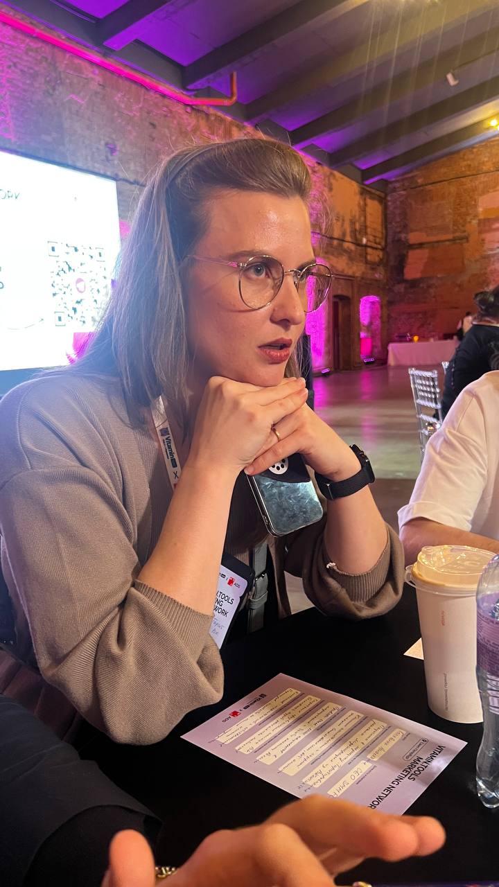 Девочки, а давайте поговорим о нетворкингах? 🙌 Я знаю, у многих из нас на эту тему стереотип: «ну это где все в пиджаках, жмут друг другу руки и говорят заумными словами о бизнесе». Скучно, в общем | Сетка — социальная сеть от hh.ru