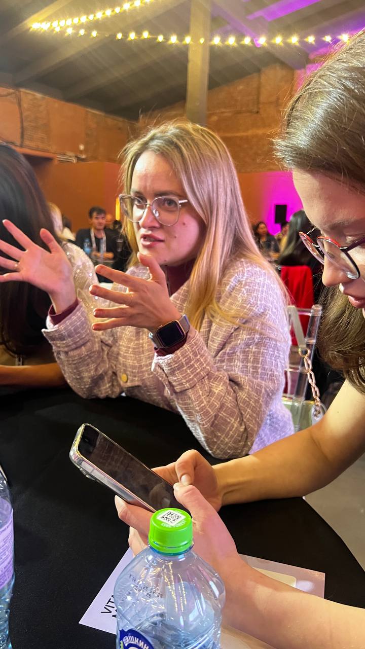 Девочки, а давайте поговорим о нетворкингах? 🙌 Я знаю, у многих из нас на эту тему стереотип: «ну это где все в пиджаках, жмут друг другу руки и говорят заумными словами о бизнесе». Скучно, в общем | Сетка — социальная сеть от hh.ru