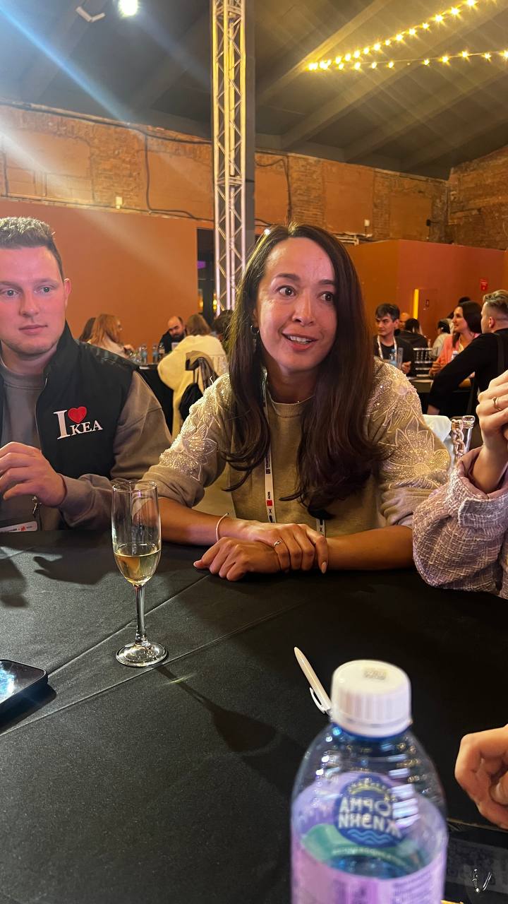 Девочки, а давайте поговорим о нетворкингах? 🙌 Я знаю, у многих из нас на эту тему стереотип: «ну это где все в пиджаках, жмут друг другу руки и говорят заумными словами о бизнесе». Скучно, в общем | Сетка — социальная сеть от hh.ru