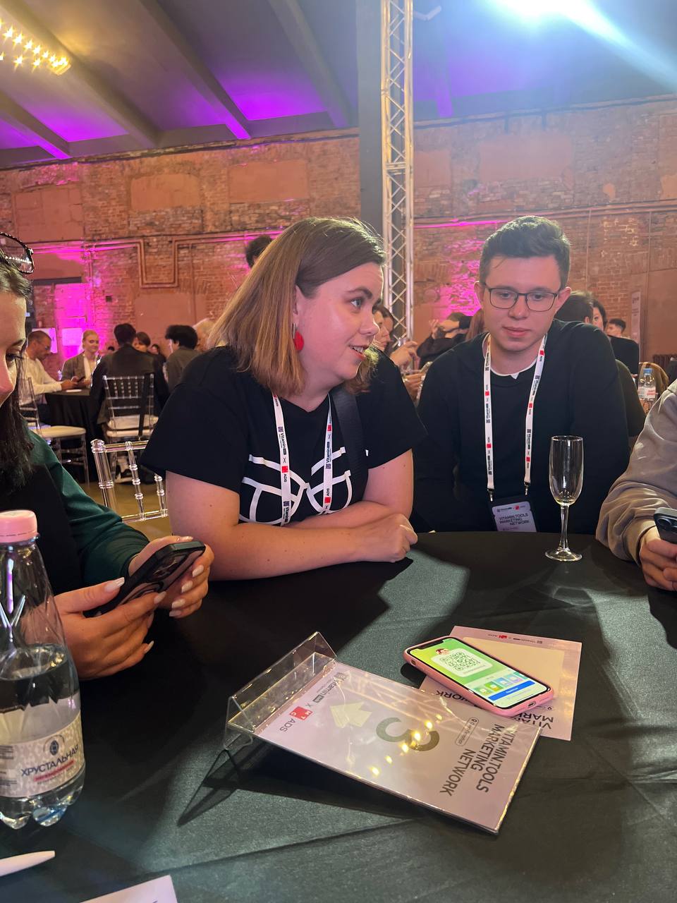 Девочки, а давайте поговорим о нетворкингах? 🙌 Я знаю, у многих из нас на эту тему стереотип: «ну это где все в пиджаках, жмут друг другу руки и говорят заумными словами о бизнесе». Скучно, в общем | Сетка — социальная сеть от hh.ru