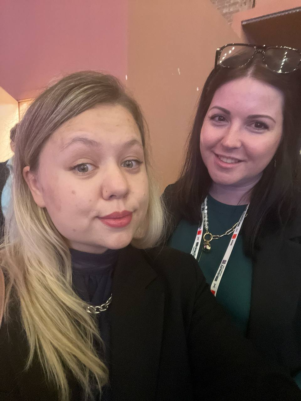 Девочки, а давайте поговорим о нетворкингах? 🙌 Я знаю, у многих из нас на эту тему стереотип: «ну это где все в пиджаках, жмут друг другу руки и говорят заумными словами о бизнесе». Скучно, в общем | Сетка — социальная сеть от hh.ru