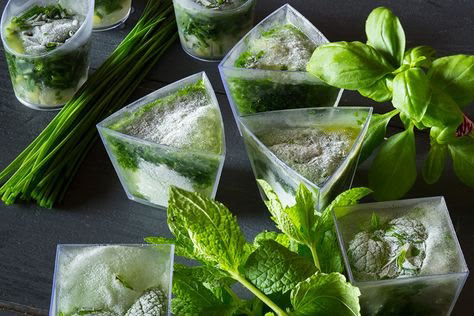 ✳ Как сохранить урожай на зиму: ЗЕЛЕНЬ
👉 Удобнее всего замораживать зелень небольшими порциями в формочках для льда.
👍 Укроп, петрушка, кинза, лук способны храниться в замороженном виде 10–12 месяцев | Сетка — социальная сеть от hh.ru