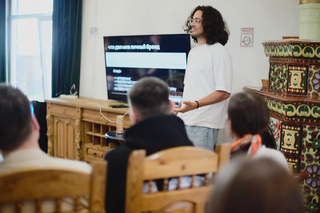 Это был Природник, сучки
Давайте напомню, чо это такое для начала. Итак, есть такой паренек в дизайне → Никита Кечкин (@kechkin666). Он ебнутый панкушник, хотя с виду, кстати, сразу так и не скажешь | Сетка — социальная сеть от hh.ru