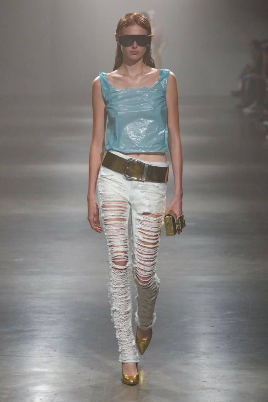 Порция позора от Maison Margiela
В интернетах снова обсуждают новый показ модного бренда. На показе Spring Summer 2025 показали футболку-пакет за €1000 | Сетка — социальная сеть от hh.ru