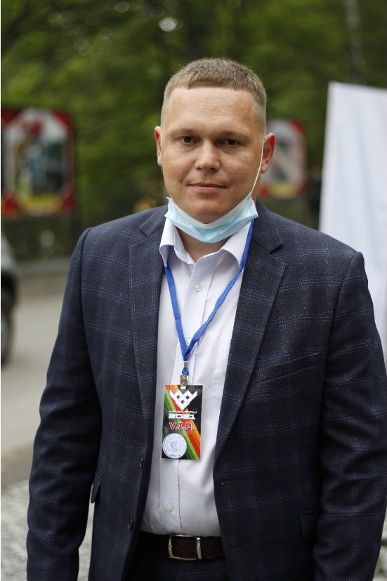 Максим Ахметов