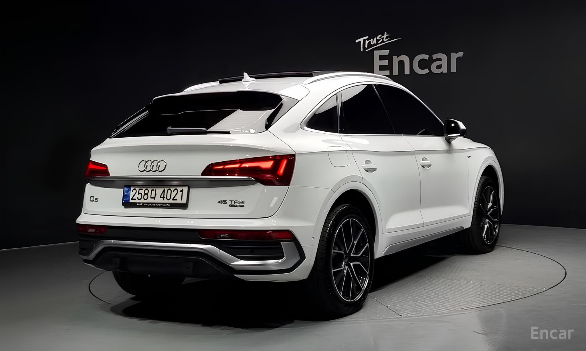 🚘Audi Q5 Sportback
Когда статус встречает драйв🤌
✅ 2022 Май
✅ Пробег 40182 км
✅ Бензин 2.0 л 249 л.с | Сетка — социальная сеть от hh.ru