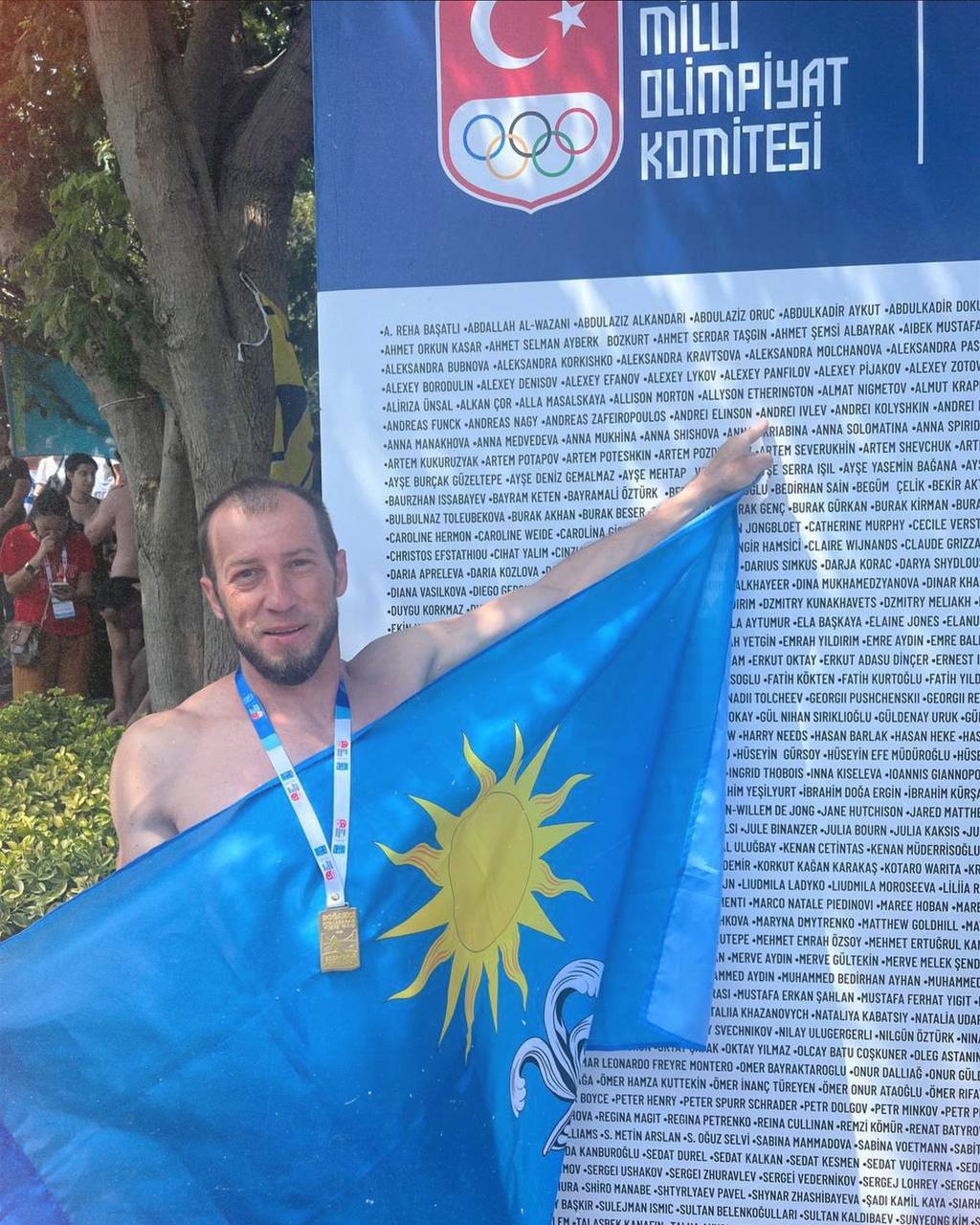 Кисловодчанин переплыл Босфор и получил титул межконтинентального пловца
24 августа в Стамбуле прошёл традиционный заплыв через пролив, где более 2500 участников преодолели 6,5 км из Азии в Европу | Сетка — социальная сеть от hh.ru