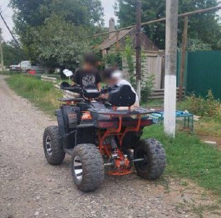 В Курском округе задержали подростков на квадроцикле
13-летний школьник и его 11-летний друг катались по улицам села Эдиссия, пока их не остановил экипаж ДПС | Сетка — социальная сеть от hh.ru