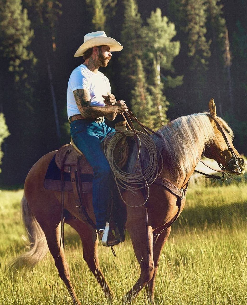 Post Malone стал новым амбассадором Skims и снялся в кампейне новой коллекции бренда, релиз которой состоится 21 августа.
Оу, ковбой, где твой пистолет?! 🙉 | Сетка — социальная сеть от hh.ru